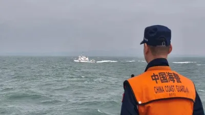 中國海警是北京目前最活躍的海上力量,不僅與菲律賓爆發衝突,日前更將我國澎湖籍漁船強勢押往對岸。圖為中國海警注視我國海巡署船艇。(資料照,取自中國海警網站)