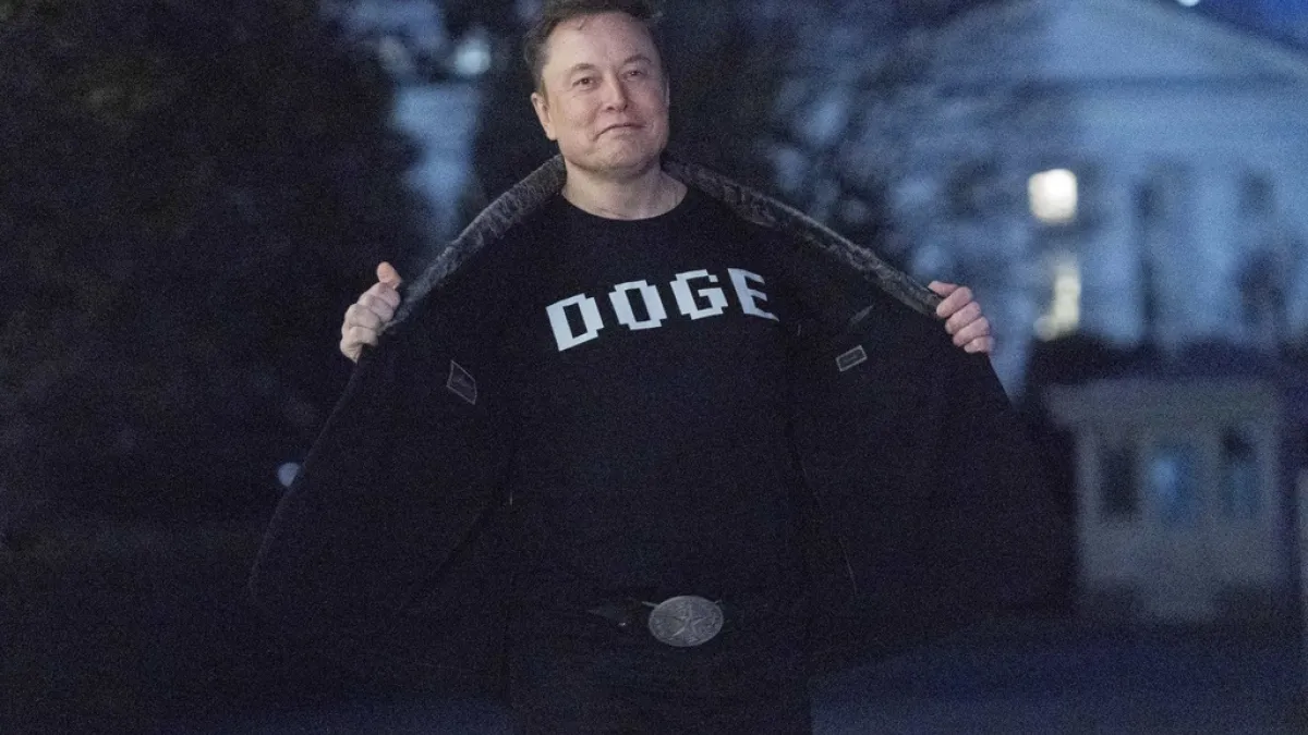 2025年3月9日。馬斯克(Elon Musk)在華盛頓白宮南草坪上行走時,向媒體展示了他寫著「DOGE」的T恤。(AP)