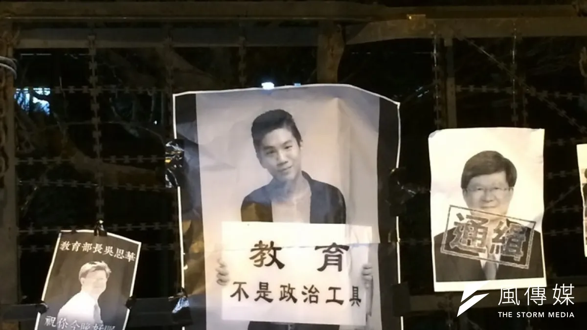 反課綱的林姓同學自殺身亡,不少年輕學子30日晚間又聚集教育部前。(林緯豐攝)