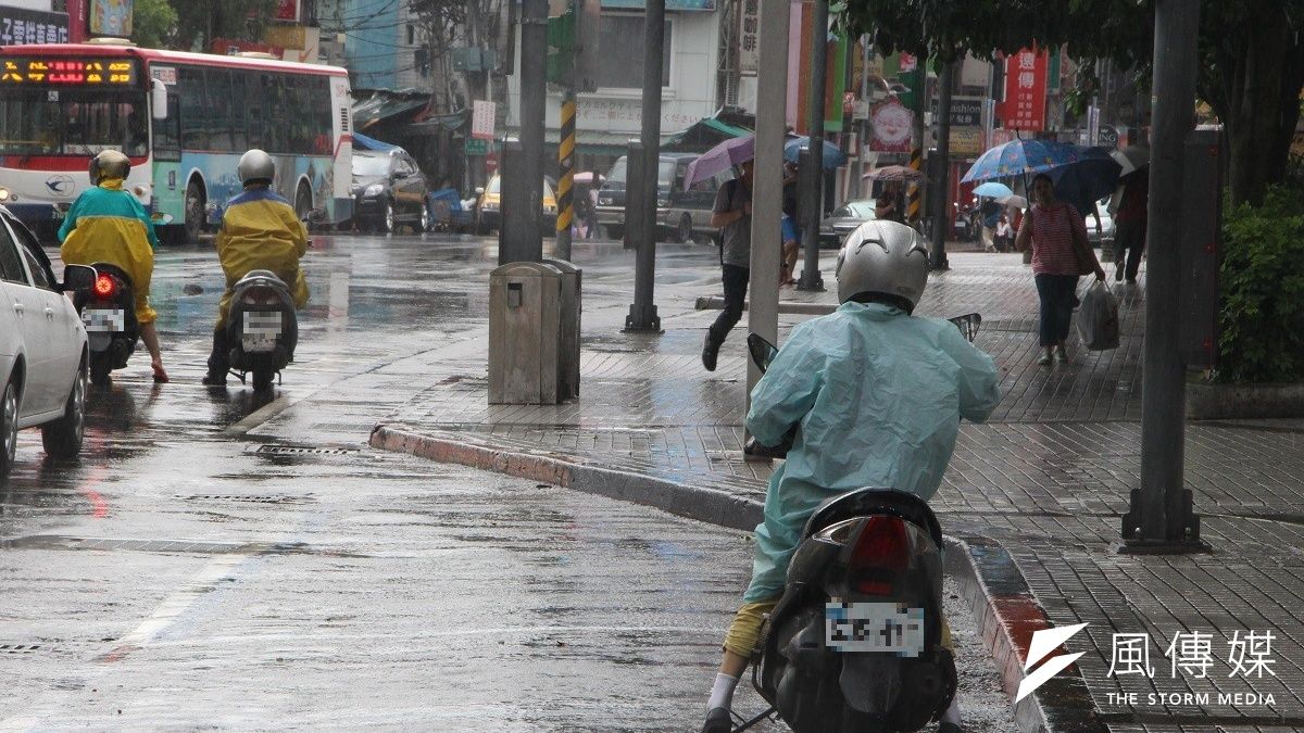 入秋首波鋒面正式報到,中央氣象局已發布豪雨特報,7日西半部、東北部地區和澎湖可能會有局部大雨(資料照片,葉信菉攝) 入秋首波鋒面正式報到,中央氣象局已發布豪雨特報,7日西半部、東北部地區和澎湖可能會有局部大雨(資料照片,葉信菉攝)