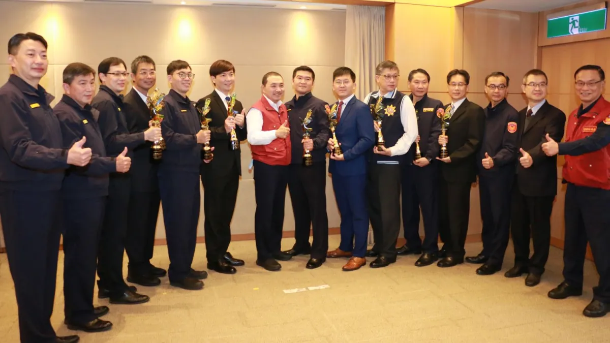 新北警國家警光獎大滿貫殊榮,警察局長黃宗仁及團隊獻獎侯友宜,誓言捍衛新北治安才是最終目標。(圖/李梅瑛攝)