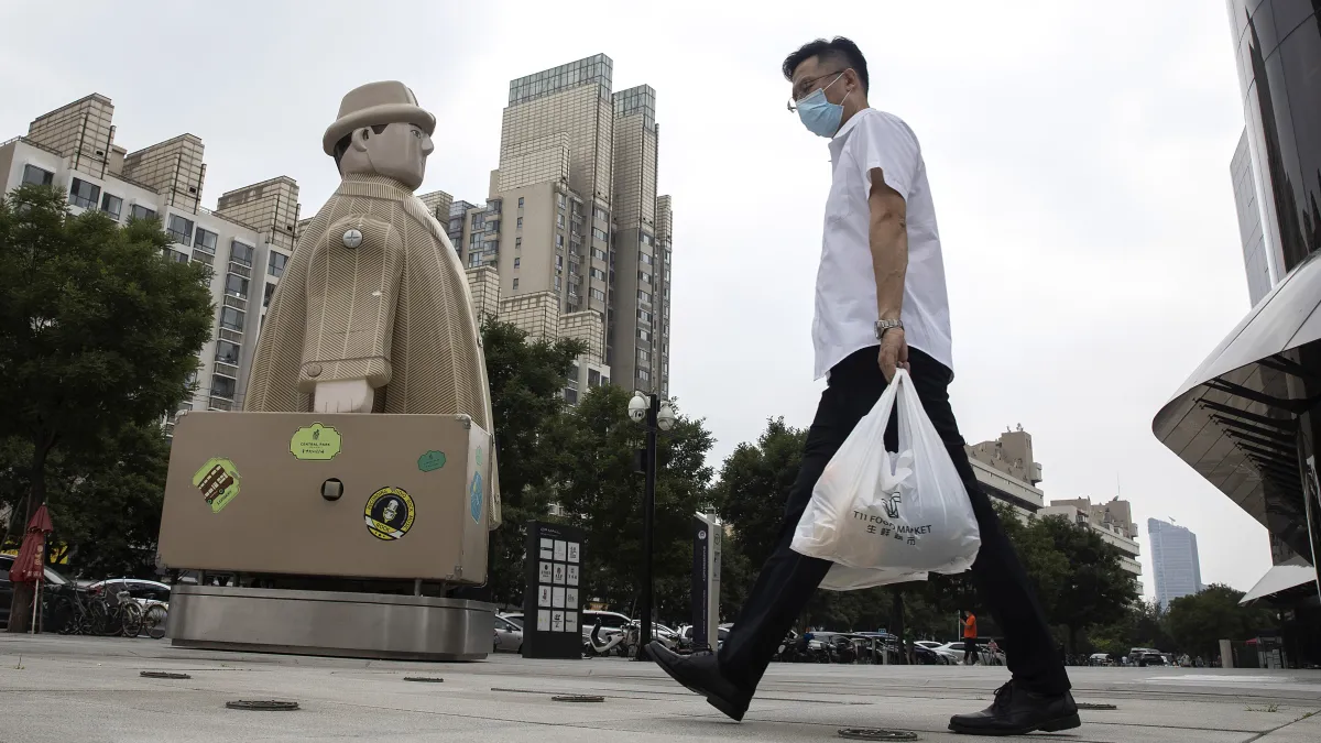 中國新冠肺炎疫情死灰復燃,北京市民佩戴口罩上街購物(AP)