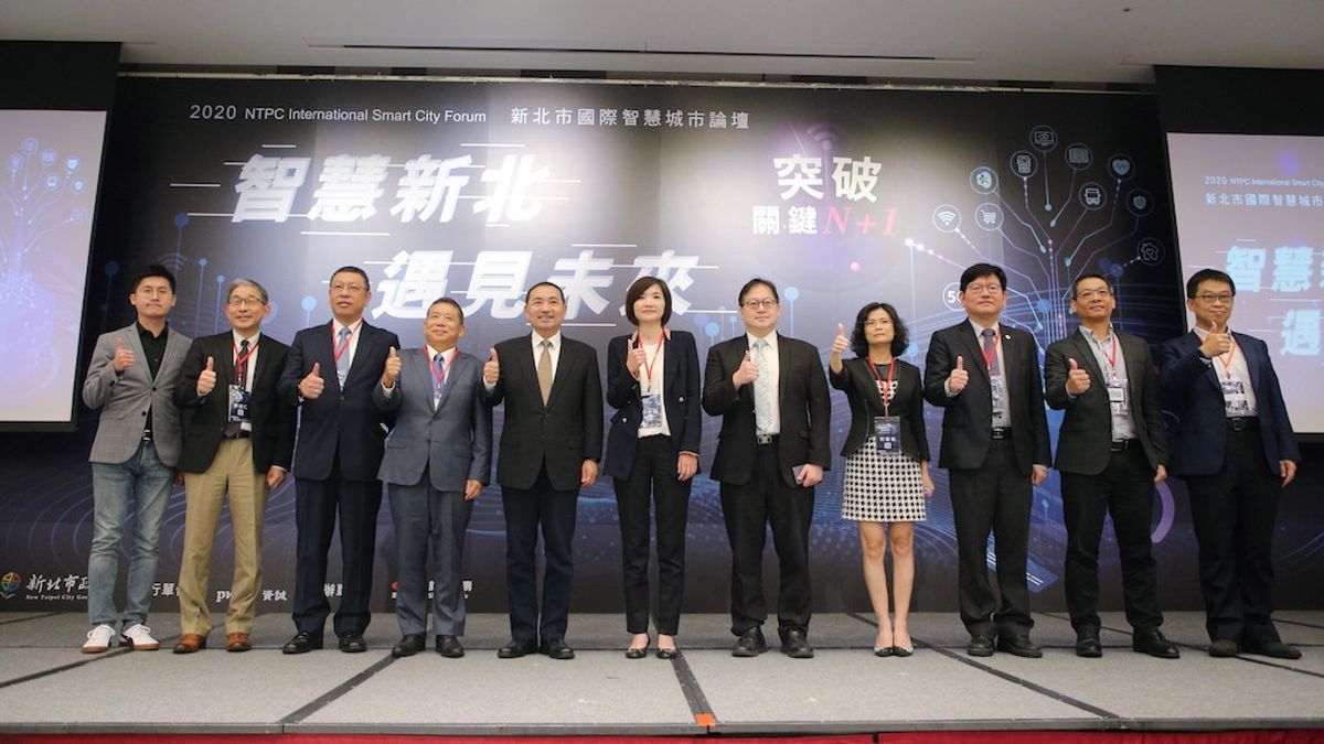 新北市長侯友宜與出席論壇貴賓合影。(圖/新北市研考會提供) 新北市長侯友宜與出席論壇貴賓合影。(圖/新北市研考會提供)