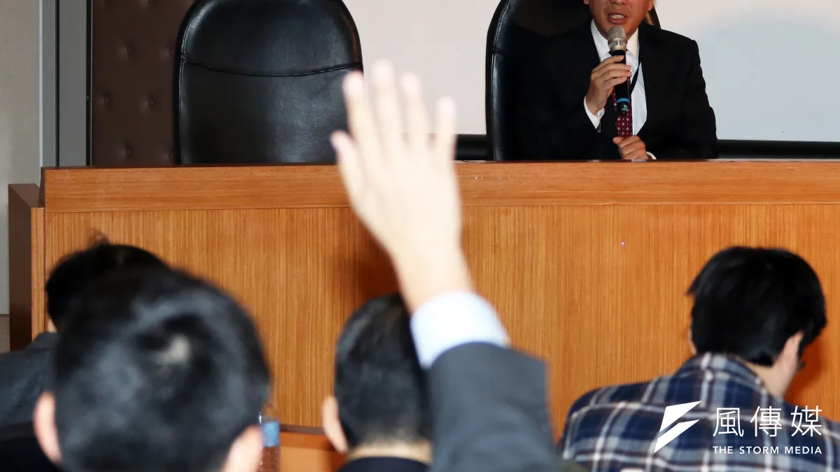 不當黨產處理委員會今天舉行中廣案與中影案預備聽證,中廣律師葉慶元一開始就舉手向主持聽證會的黨產會主委顧立雄表示異議。(蘇仲泓攝)