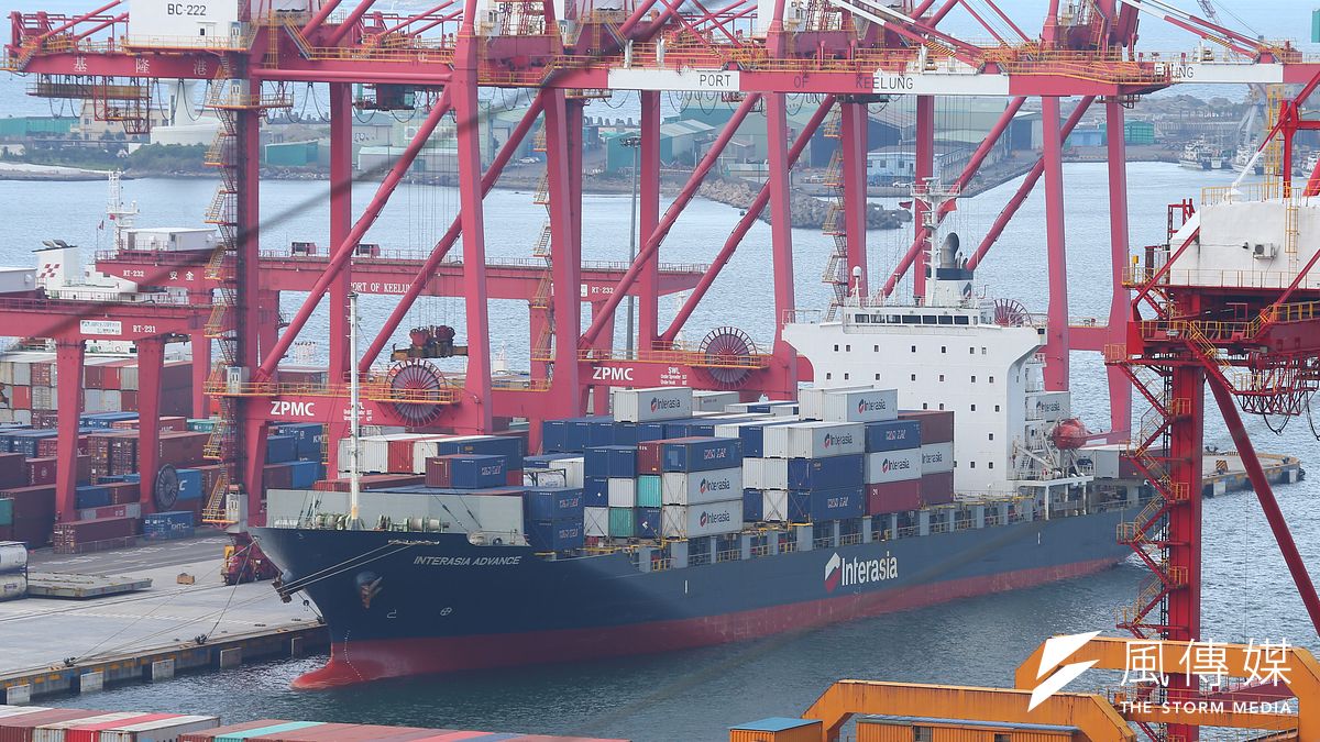 經濟部強調,兩岸經貿互利互補,政府願意在不設前提下,就貿易議題與對岸磋商討論。圖為基隆港貨櫃碼頭。(資料照,顏麟宇攝) 經濟部強調,兩岸經貿互利互補,政府願意在不設前提下,就貿易議題與對岸磋商討論。圖為基隆港貨櫃碼頭。(資料照,顏麟宇攝)