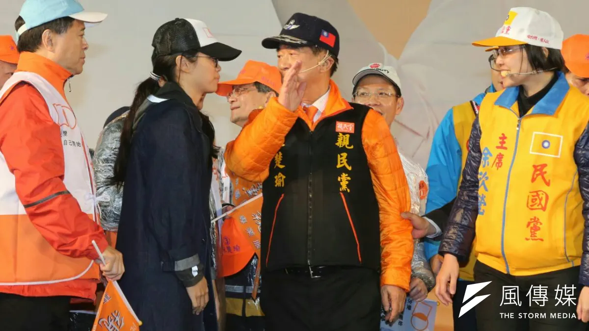 親民黨總統候選人宋楚瑜及副手、民國黨主席徐欣瑩今(15)晚在台北田徑場舉辦「團結勝利換新衫」造勢,宋楚瑜女兒宋鎮邁也在晚間與音樂人許常德一同登場。
