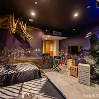 「VSキングギドラルーム」では、怪獣バトルのジオラマに合わせて可動式のテーブルと椅子も完備されている。(写真/TM & © TOHO CO., LTD.提供) 「VSキングギドラルーム」では、怪獣バトルのジオラマに合わせて可動式のテーブルと椅子も完備されている。(写真/TM & © TOHO CO., LTD.提供)