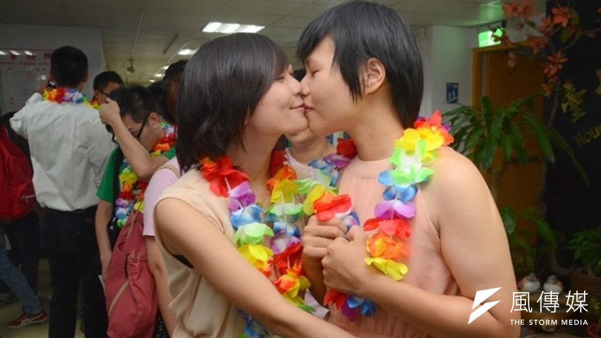 台灣伴侶權益推動聯盟1日陪同28對同性伴侶赴北市中正區戶政事務所登記結婚,女同志方敏和糖糖今天排在第1對登記結婚,但最後並沒有成功。(宋小海攝) 台灣伴侶權益推動聯盟1日陪同28對同性伴侶赴北市中正區戶政事務所登記結婚,女同志方敏和糖糖今天排在第1對登記結婚,但最後並沒有成功。(宋小海攝)