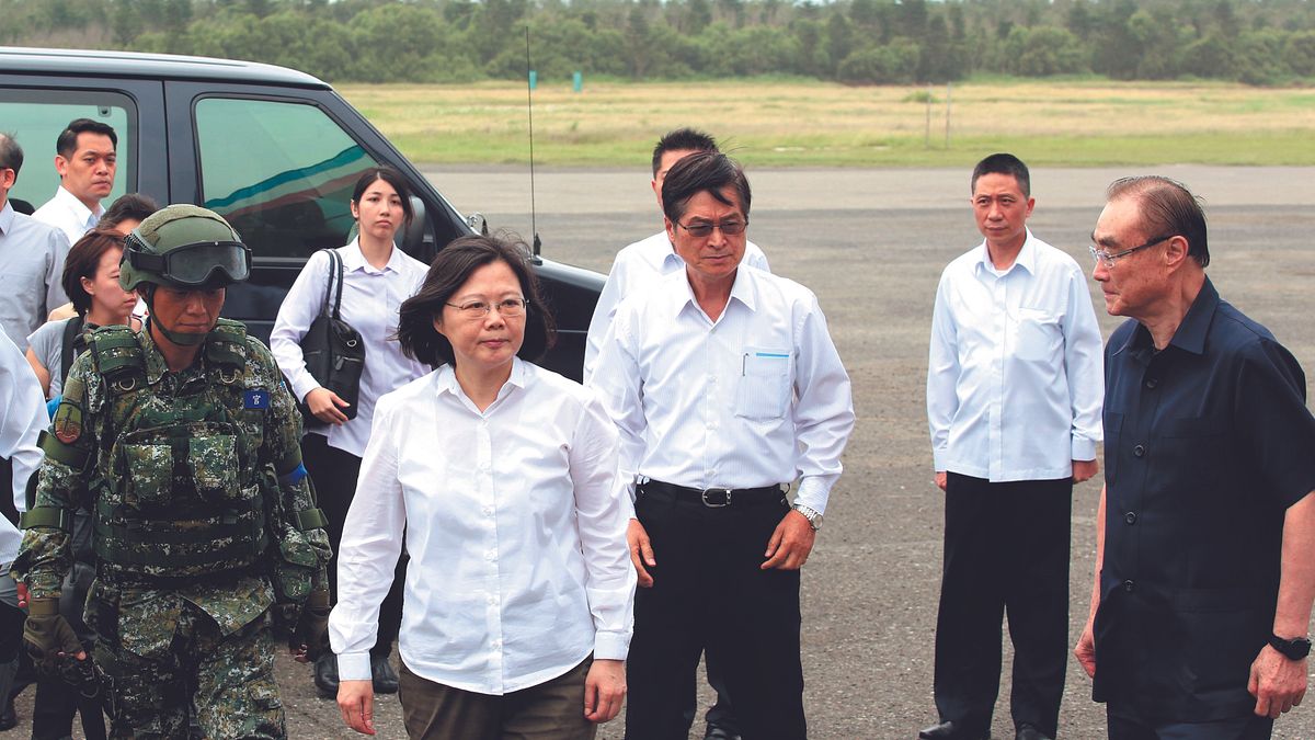 馮世寬、嚴德發及蔡英文(由右至左)推動軍務革新引發各方諸多解讀。(郭晉瑋攝) 馮世寬、嚴德發及蔡英文(由右至左)推動軍務革新引發各方諸多解讀。(郭晉瑋攝)