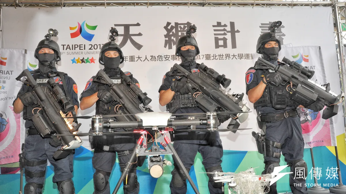 臺北市長柯文哲於9日上午,至天母棒球場視察2017臺北世大運天網計畫的維安演練,同時展示無人機攔截槍及無人機捕捉機。(甘岱民攝)