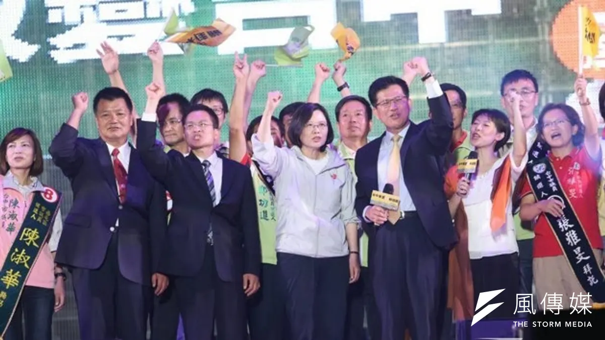 民進黨主席蔡英文28日晚間為中彰投林佳龍、魏明谷、李文忠站台,她希望「明天一起把台灣贏回來」。(吳逸驊攝) 民進黨主席蔡英文28日晚間為中彰投林佳龍、魏明谷、李文忠站台,她希望「明天一起把台灣贏回來」。(吳逸驊攝)