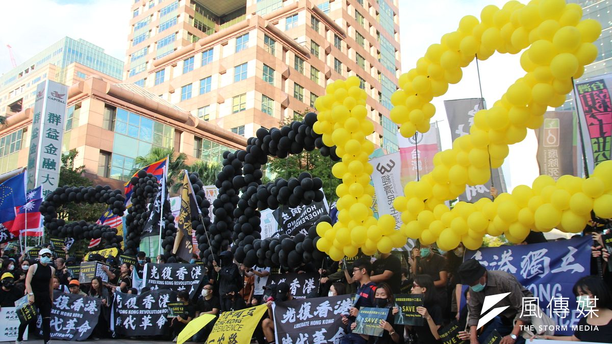 由香港邊城青年發起撐港遊行25日下午走上台北街頭,超過3000位民眾參與遊行。(黃信維攝) 由香港邊城青年發起撐港遊行25日下午走上台北街頭,超過3000位民眾參與遊行。(黃信維攝)