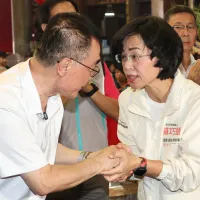 戴立安13日公布新北市長選情民調,民進黨蘇巧慧支持度領先國民黨李四川13.1個百分點。圖為兩人9月出席活動時握手致意。(資料照,中央社) 戴立安13日公布新北市長選情民調,民進黨蘇巧慧支持度領先國民黨李四川13.1個百分點。圖為兩人9月出席活動時握手致意。(資料照,中央社)