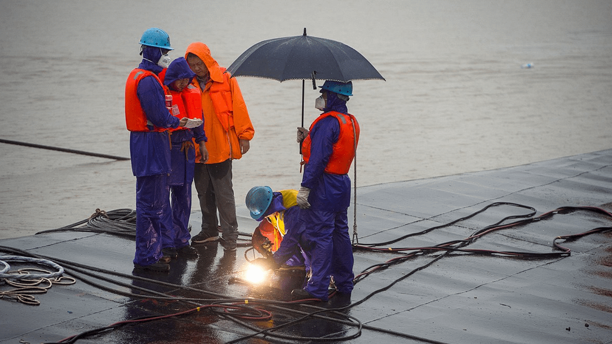 東方之星船難,救援人員4日上午在船底切開第三個孔。 東方之星船難,救援人員4日上午在船底切開第三個孔。