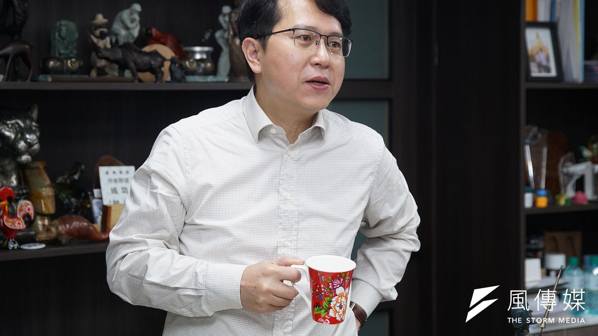 受新冠肺炎影響,不少民眾減少出遊的機會。而民進黨立委邱志偉接受《風傳媒》專訪時則說,自己在疫情期間要「以讀攻毒」,努力多讀一點書。(盧逸峰攝) 受新冠肺炎影響,不少民眾減少出遊的機會。而民進黨立委邱志偉接受《風傳媒》專訪時則說,自己在疫情期間要「以讀攻毒」,努力多讀一點書。(盧逸峰攝)