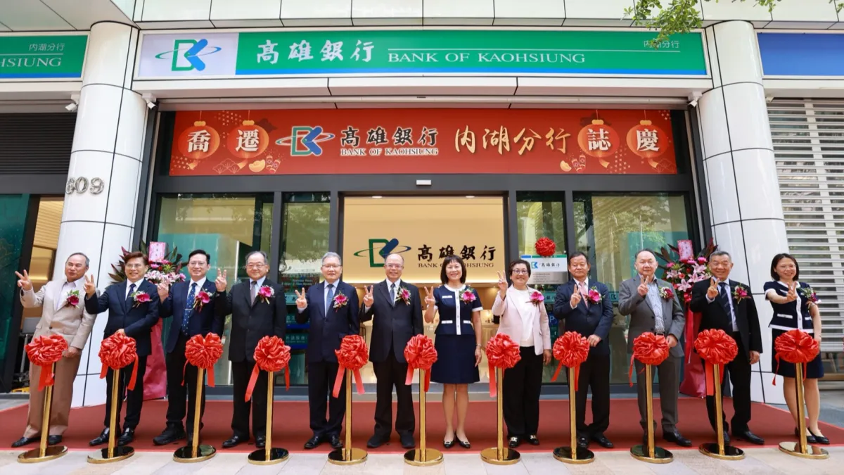 寶倉陳榮昭總裁(左起)、高銀張榮泰總經理、劉鴻陞董事、尚立簡剛民董事長、蘇建榮獨董、汪渡村獨常董、徐翠梅董事長、內湖分行陳兪君經理(右一)。(圖/高雄銀行提供)