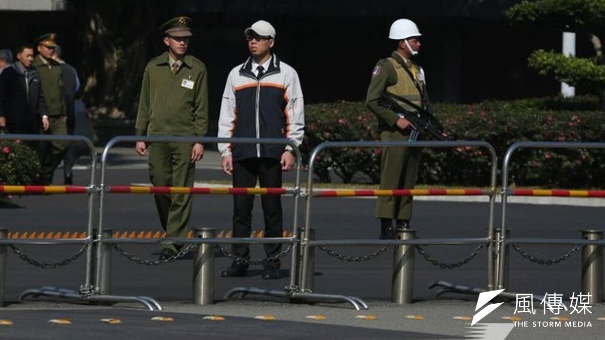 國安單位初步現場勘察,張嫌駕駛砂石車根本沒有剎車痕跡,是以近百公里的速度直衝總統府大門。(余志偉攝) 國安單位初步現場勘察,張嫌駕駛砂石車根本沒有剎車痕跡,是以近百公里的速度直衝總統府大門。(余志偉攝)