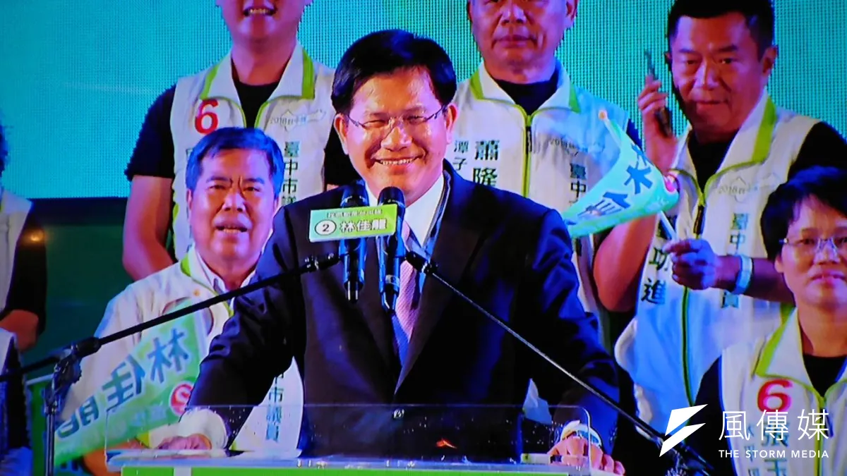 台中市長林佳龍今(17)日晚間在太平區舉行「我們都是台中隊-光榮晚會」,現場湧入3萬名支持者,林佳龍短短一百多公尺進場走了快十分鐘。(林瑋豐攝)