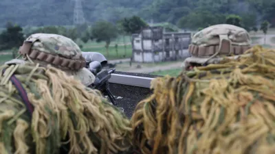 狙擊組官兵以R.E.P.R.20狙擊槍掩護地面部隊行動。(取自中華民國陸軍臉書)