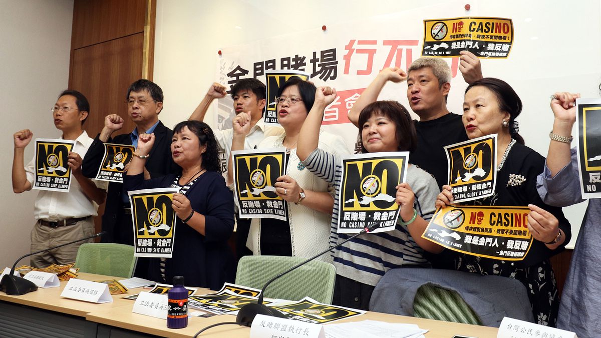 反賭聯盟今(19)上午召開「決戰倒數,金門賭場行不行」記者會,呼籲金門人返鄉投下反對票。(蘇仲泓攝) 反賭聯盟今(19)上午召開「決戰倒數,金門賭場行不行」記者會,呼籲金門人返鄉投下反對票。(蘇仲泓攝)