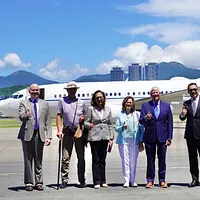 米共和党所属の上院軍事委員長ウィッカー氏(右から3人目)は8月29日に訪台し、AIT(米国在台協会)のグリーン所長(左端)が出迎えた。(写真/AIT提供) 米共和党所属の上院軍事委員長ウィッカー氏(右から3人目)は8月29日に訪台し、AIT(米国在台協会)のグリーン所長(左端)が出迎えた。(写真/AIT提供)