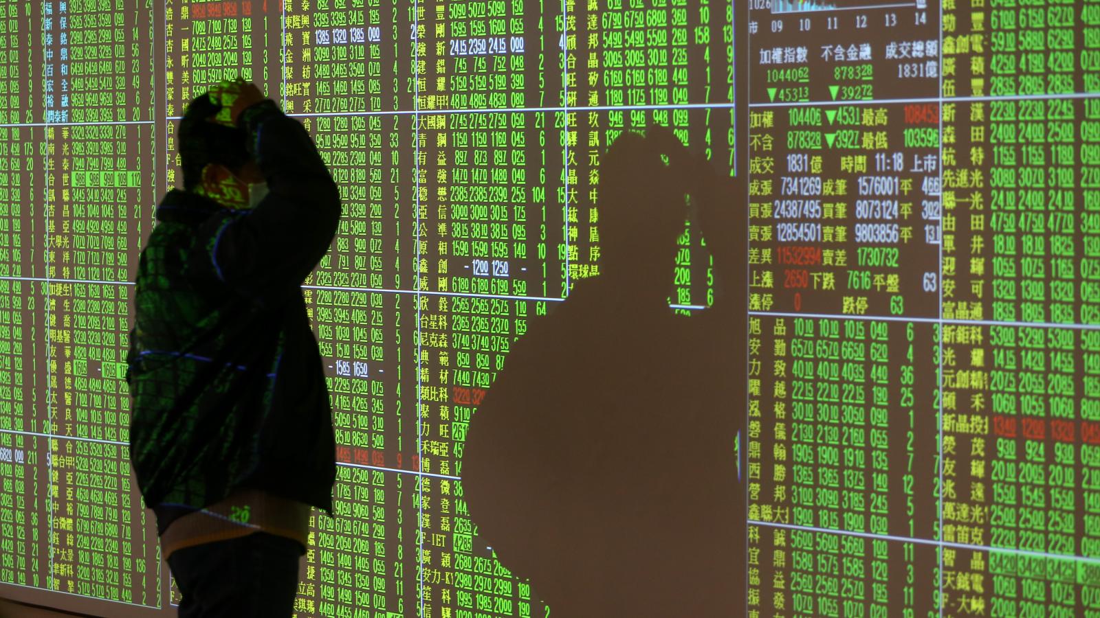 台股已從歷史高點下跌10%!科技巨頭財報引爆賣壓,法人點名這類股票伺機布局