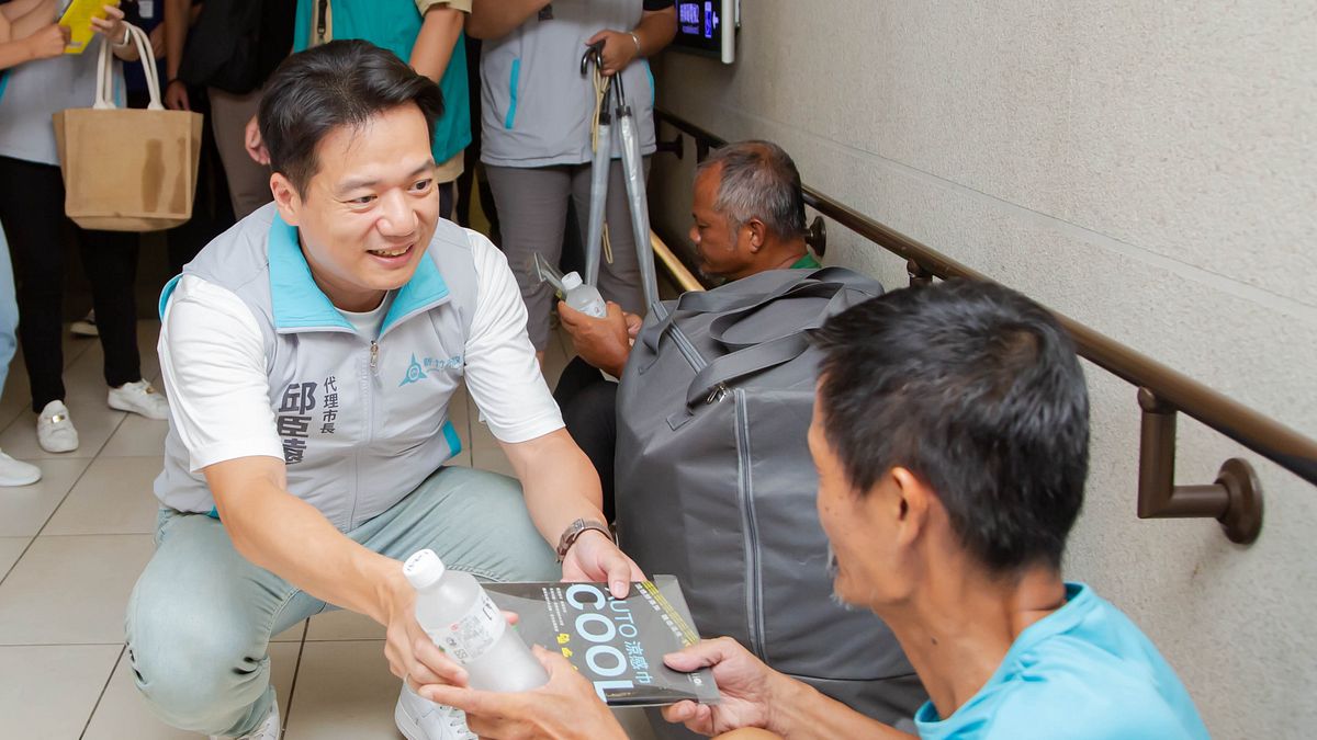 竹市代理市長邱臣遠關懷街友並發放冷飲及涼感巾,並提醒街友們高溫期間隨時補充水分。(圖/新竹市政府提供) 竹市代理市長邱臣遠關懷街友並發放冷飲及涼感巾,並提醒街友們高溫期間隨時補充水分。(圖/新竹市政府提供)