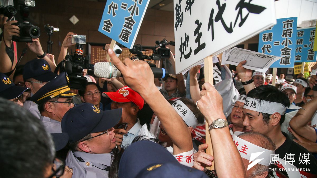 不滿「容積代金制」的施行,台北市公保地受害地主自救會12日發動數百人到市府抗議,並與警方發生推擠衝突。(陳明仁攝) 不滿「容積代金制」的施行,台北市公保地受害地主自救會12日發動數百人到市府抗議,並與警方發生推擠衝突。(陳明仁攝)