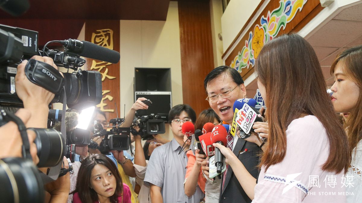 20160929-立院財委會針對兆豐銀涉洗錢案採秘密會議.會前金管會主委丁克華被媒體擠詢.(陳明仁攝) 20160929-立院財委會針對兆豐銀涉洗錢案採秘密會議.會前金管會主委丁克華被媒體擠詢.(陳明仁攝)