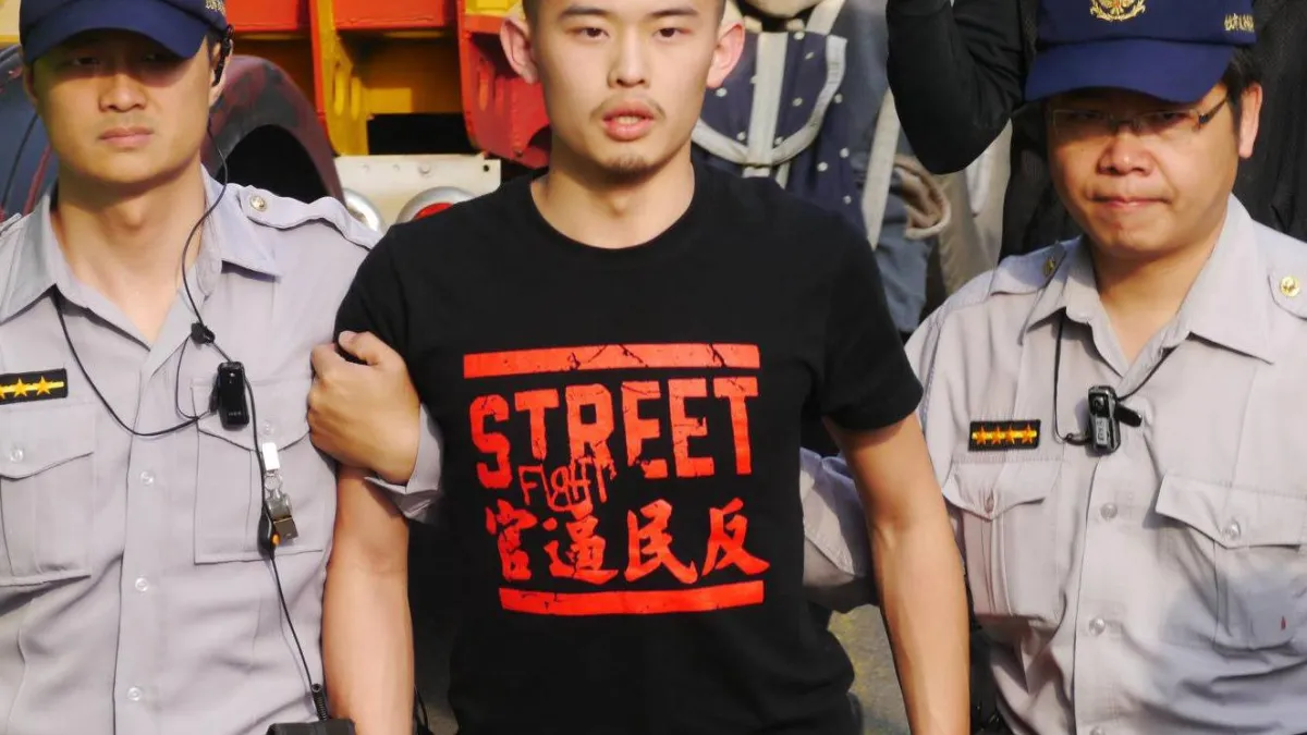 民主鬥陣王雲祥(中)等4名青年將前往新加坡抗議,王雲祥的父親是前總統李登輝辦公室主任王燕軍。(取自王雲祥臉書)