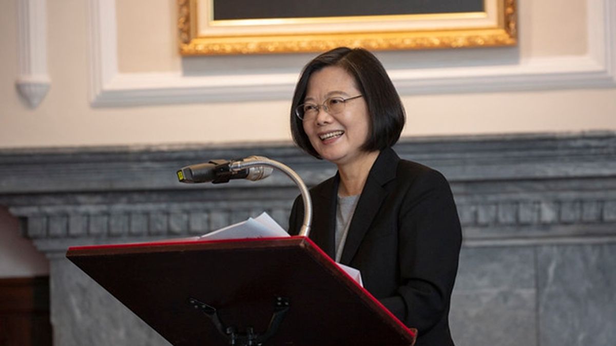 筆者批評,總統蔡英文(見圖)稱私菸案為「超買」已足見其不誠懇,而後再爆總統府發言人室諮議林家如同樣涉案,蔡英文竟還為親信下屬護航,簡直是「無下限」。(資料照,總統府提供) 筆者批評,總統蔡英文(見圖)稱私菸案為「超買」已足見其不誠懇,而後再爆總統府發言人室諮議林家如同樣涉案,蔡英文竟還為親信下屬護航,簡直是「無下限」。(資料照,總統府提供)