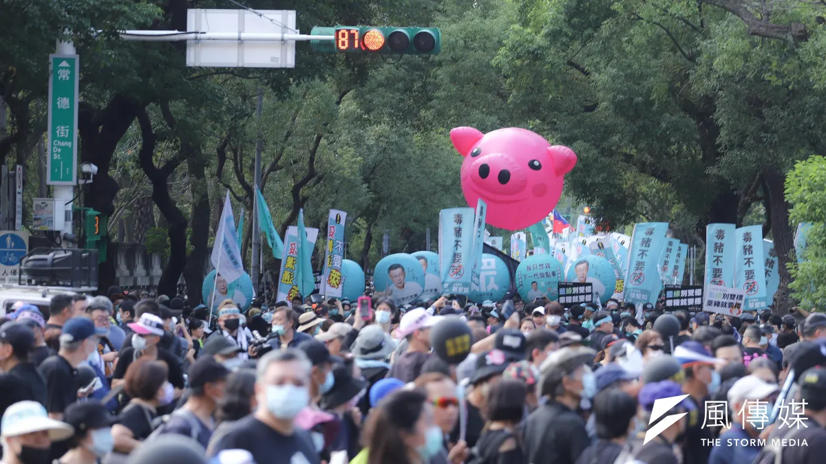 台灣民意基金會的最新民調顯示,6成4民眾不滿意萊豬政策,有6成2贊成以公投方式阻擋。圖為2020秋鬥遊行。(資料照,陳品佑攝)