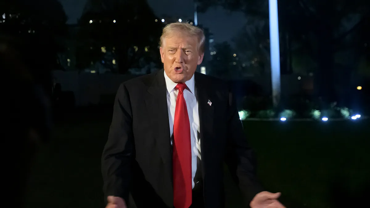 アメリカのトランプ大統領は過去の半導体法案が愚かであったと批判し、関税によって半導体製造の主導権を奪還すると宣言した。(写真/AP通信提供) アメリカのトランプ大統領は過去の半導体法案が愚かであったと批判し、関税によって半導体製造の主導権を奪還すると宣言した。(写真/AP通信提供)