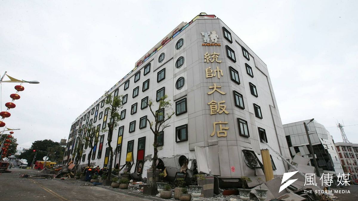 受花蓮6日地震影響而傾斜的花蓮統帥飯店,今(9)日清晨6時由大型機具進入展開拆除工程,預計一周時間可拆除完畢。圖為統帥大飯店1、2樓坍毀。(資料照,陳明仁攝) 受花蓮6日地震影響而傾斜的花蓮統帥飯店,今(9)日清晨6時由大型機具進入展開拆除工程,預計一周時間可拆除完畢。圖為統帥大飯店1、2樓坍毀。(資料照,陳明仁攝)