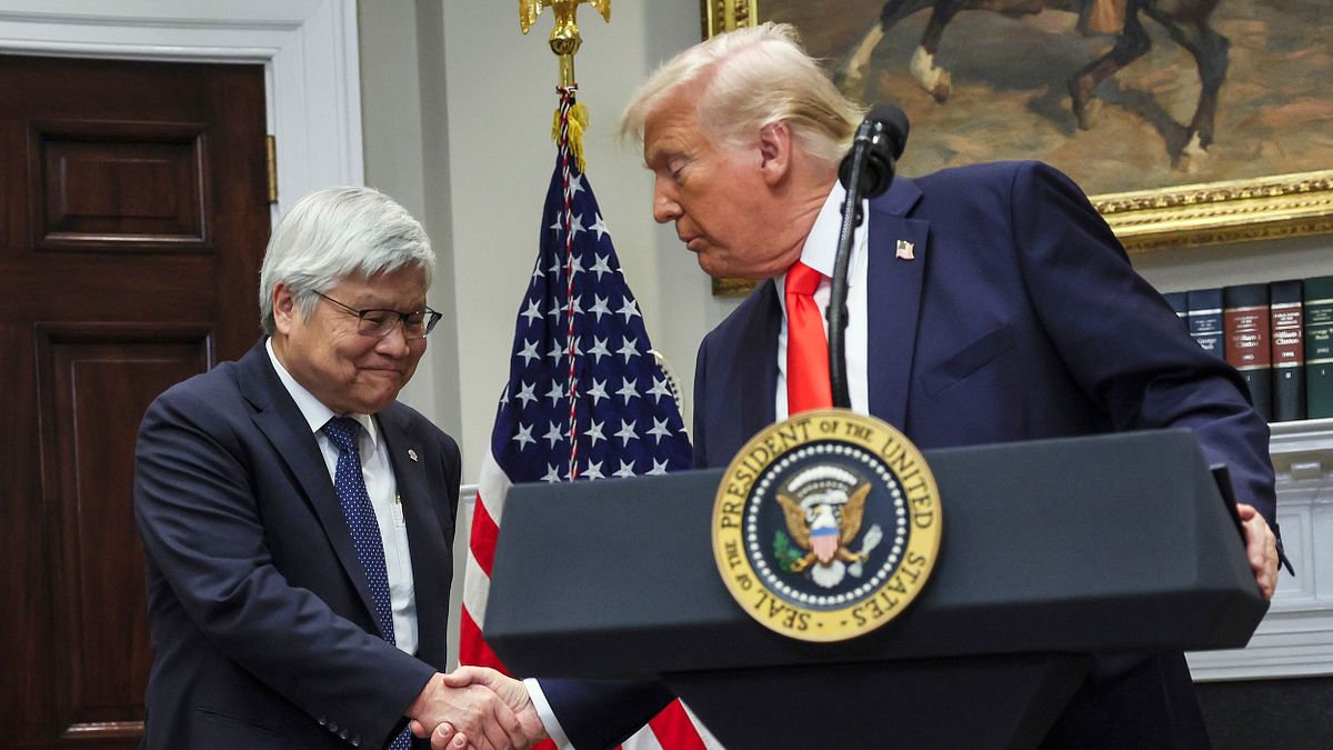 2025年3月3日、米国のトランプ大統領とTSMC(台湾積体電路製造)の魏哲家董事長がホワイトハウスのルーズベルトルームで記者会見を開いた。(写真/AP通信提供) 2025年3月3日、米国のトランプ大統領とTSMC(台湾積体電路製造)の魏哲家董事長がホワイトハウスのルーズベルトルームで記者会見を開いた。(写真/AP通信提供)