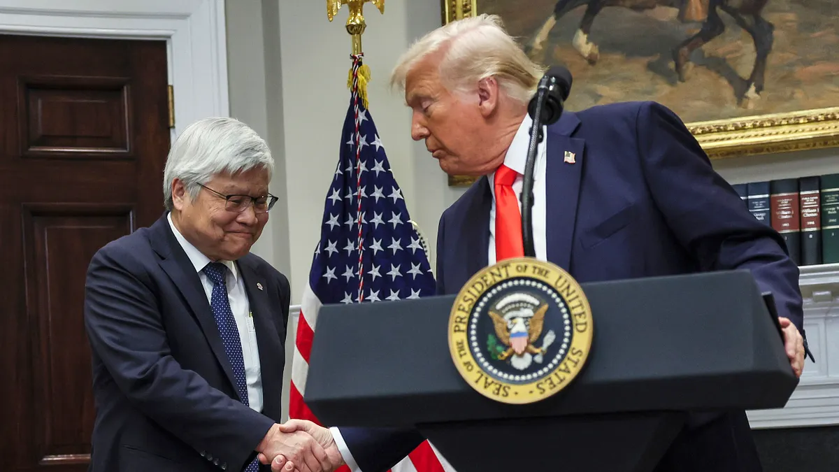 2025年3月、アメリカのドナルド・トランプ氏とTSMCの魏哲家氏がホワイトハウスで記者会見を行い、投資設営計画について発表した際の様子。(写真/AP通信)