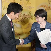 与党である自民党と与党連合の日本維新会が、衆議院議席削減法案を共同で提出することで一致した。写真は高市早苗首相(右)と日本維新会代表の吉村洋文氏。(写真/AP通信社提供) 与党である自民党と与党連合の日本維新会が、衆議院議席削減法案を共同で提出することで一致した。写真は高市早苗首相(右)と日本維新会代表の吉村洋文氏。(写真/AP通信社提供)