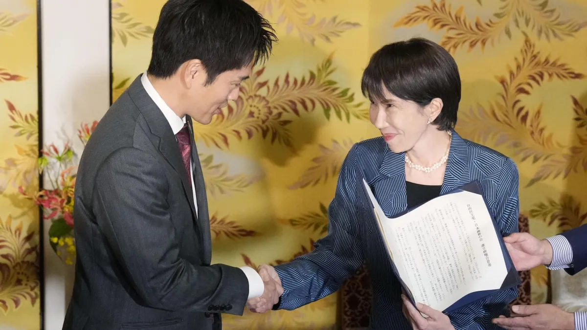 2025年10月20日,日本自民黨黨魁高市早苗(右)與日本維新會黨首吉村洋文於在東京簽署聯合政府協議。(美聯社)