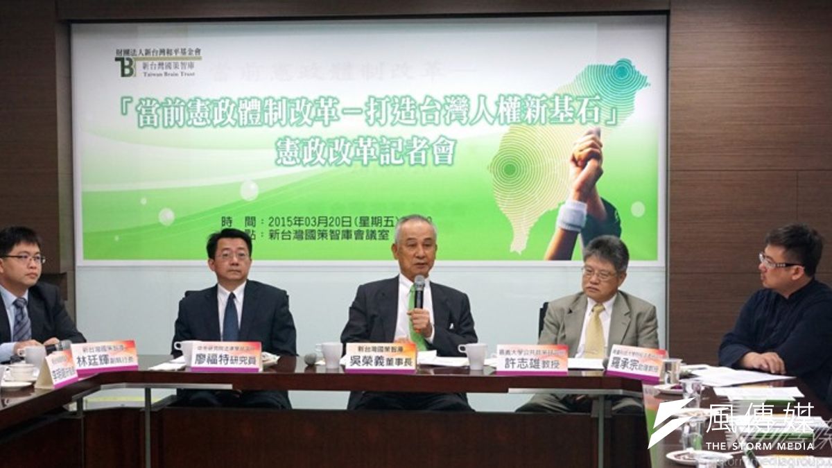 新台灣智庫董事長吳榮義表示,根據智庫最新民調,支持憲改的民眾比例已達79.7%,與去年6月調查結果66.5%,與今年1月的73.9%,有明顯增加。(蘇仲泓攝) 新台灣智庫董事長吳榮義表示,根據智庫最新民調,支持憲改的民眾比例已達79.7%,與去年6月調查結果66.5%,與今年1月的73.9%,有明顯增加。(蘇仲泓攝)