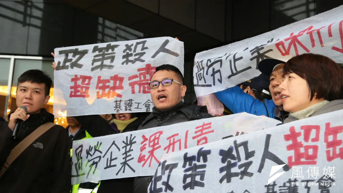 千錯萬錯都是國民黨的錯,作者認為民進黨向資方靠攏,因為國民黨太弱。圖為行政院長賴清德與工商團體在五星級飯店花園酒店早餐會,勞工團體在外集結抗議。(顏麟宇攝)