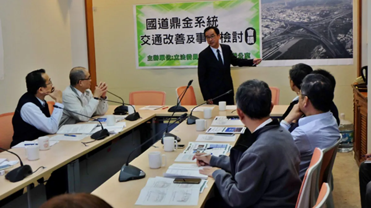 為解決鼎金系統交流道長期以來的塞車與事故問題,立委李昆澤過去在2017年10月召開交通考察會議,與時任交通部長的賀陳旦部長共同討論鼎金系統交流道改善作為。(圖/立委李昆澤服務處提供)