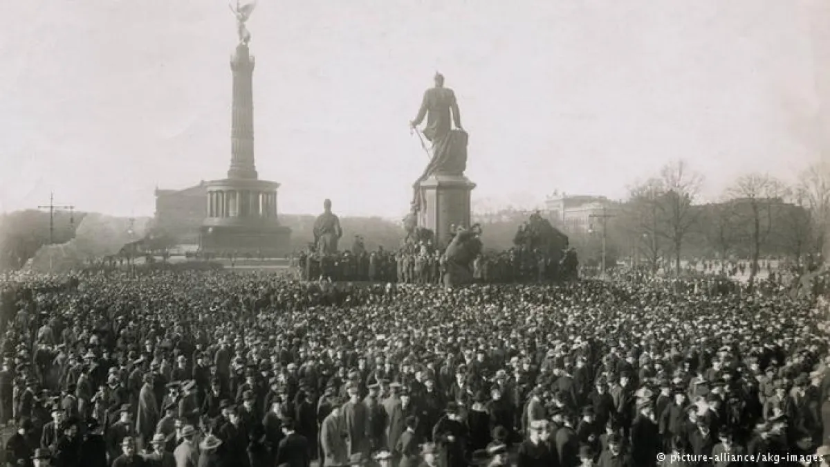 1918年11月10日,柏林市中心的示威民眾。(圖/德國之聲)