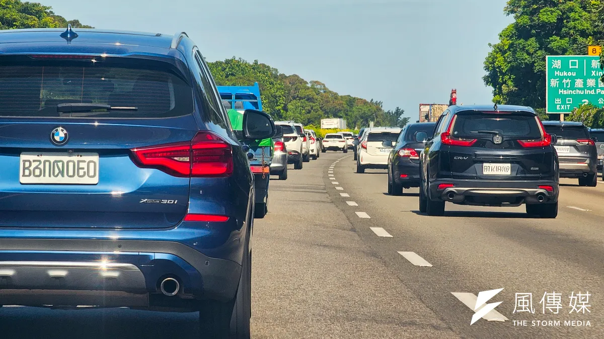 長輩開車因路況不熟一路開啟雙黃燈,在墾丁遭檢舉開罰1200元;警方提醒靠右應打右方向燈,勿隨意開雙黃燈以免觸法。(資料照/洪煜勛攝)