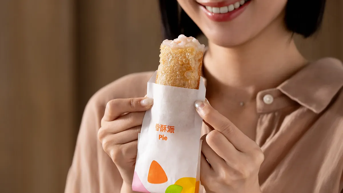 台灣麥當勞「香芋派」自明(20)日起限時回歸售完為止,預期將引發粉絲搶吃熱潮,成為芋頭控心中不可錯過的指標甜點!(圖/麥當勞提供) 台灣麥當勞「香芋派」自明(20)日起限時回歸售完為止,預期將引發粉絲搶吃熱潮,成為芋頭控心中不可錯過的指標甜點!(圖/麥當勞提供)