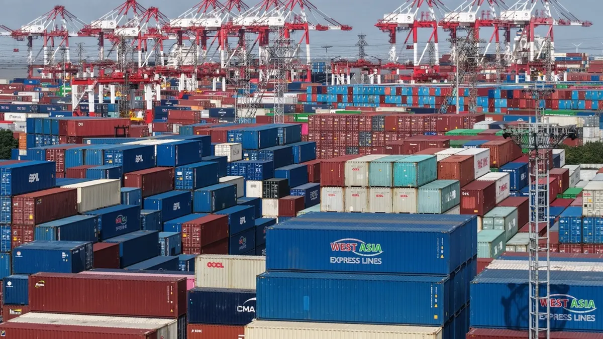 中國經濟隱然有走出黯淡期之勢。圖為中國上海貨櫃碼頭的鳥瞰圖。 (資料照片,AP)