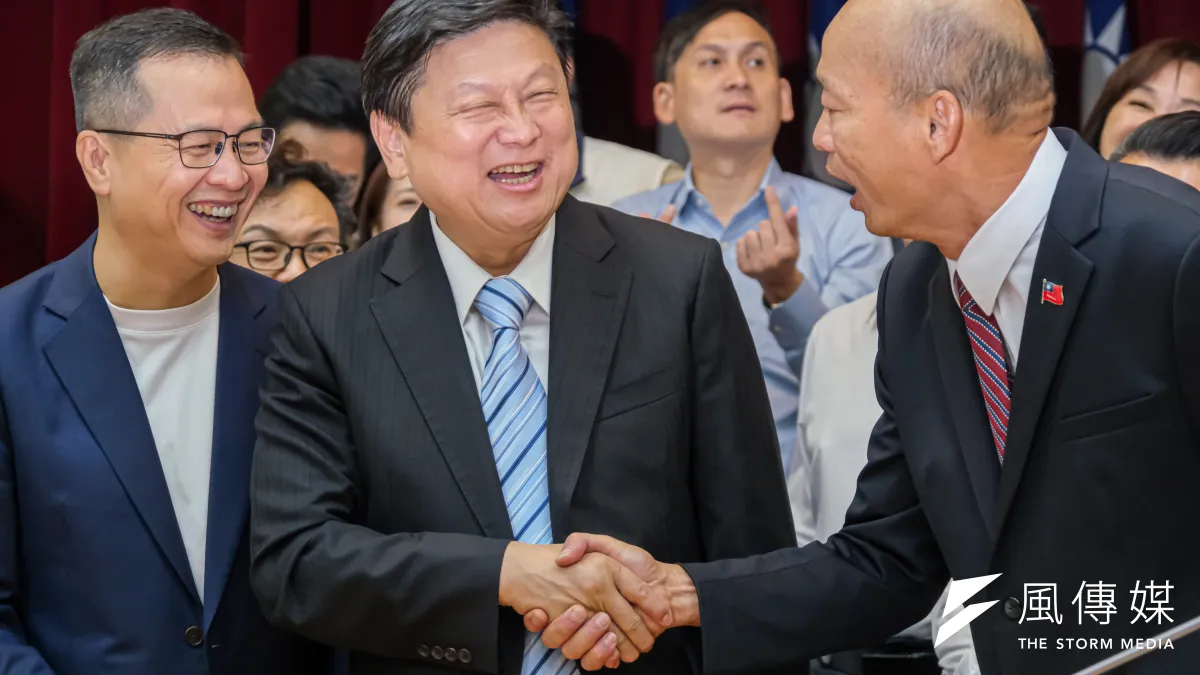 「說歷史陪爸媽」首映會於立法院群賢樓舉行,圖為立法院長韓國瑜(右)、國民黨團總召傅崐萁(中)握手。(劉偉宏攝)
