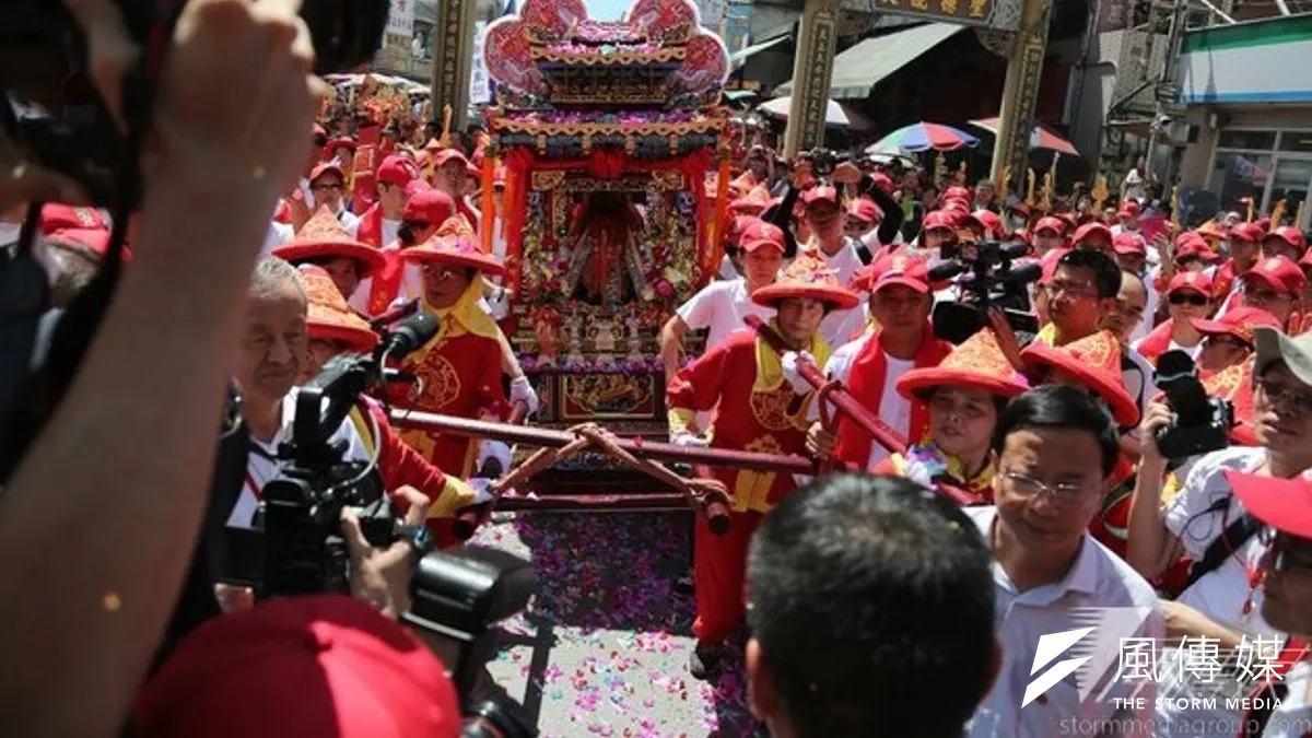 中國國台辦主任張志軍取消鹿港天后宮行程,由國台辦交流局長程金中(穿白衣)者代為扶轎。(余志偉攝) 中國國台辦主任張志軍取消鹿港天后宮行程,由國台辦交流局長程金中(穿白衣)者代為扶轎。(余志偉攝)