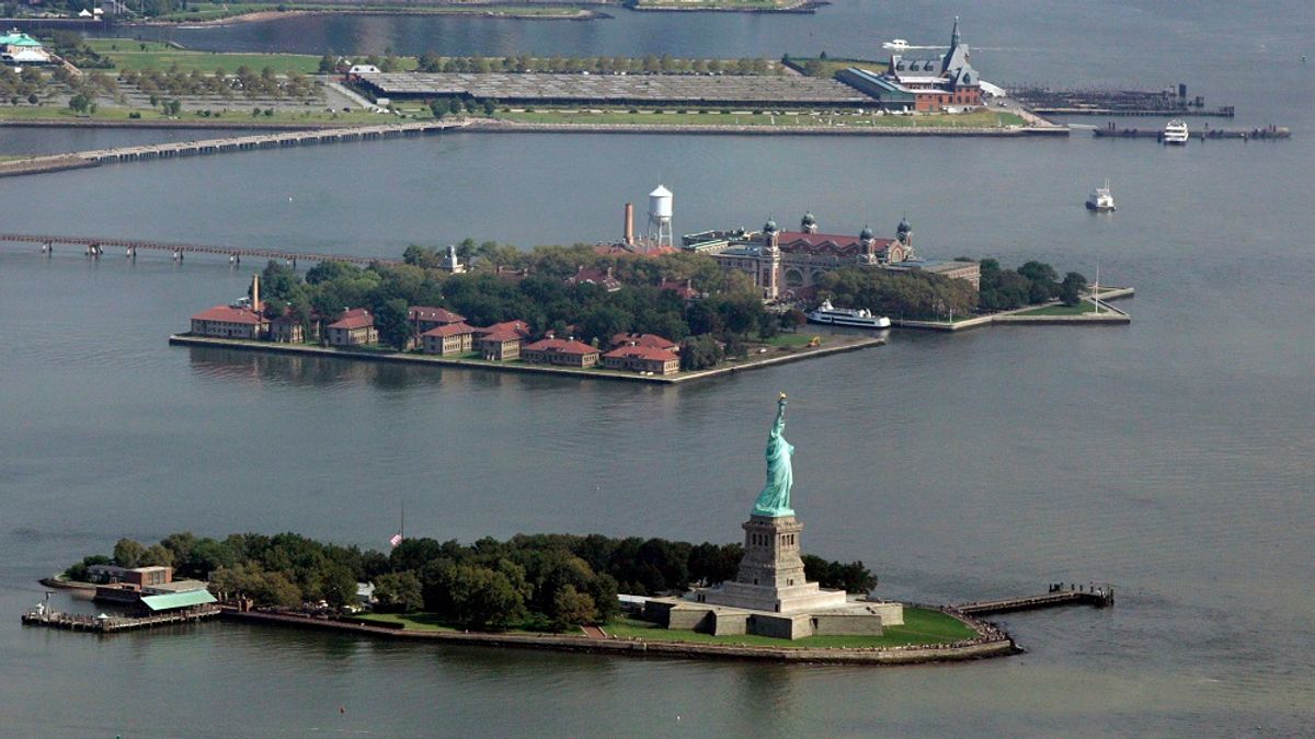 作者認為,打造自由主義的人,大多把社會規範的存在視為理所當然,並設法把人從組織和教育中解放出來,使人不再囿於規範自我設限。圖為美國自由女神像。(美聯社) 作者認為,打造自由主義的人,大多把社會規範的存在視為理所當然,並設法把人從組織和教育中解放出來,使人不再囿於規範自我設限。圖為美國自由女神像。(美聯社)