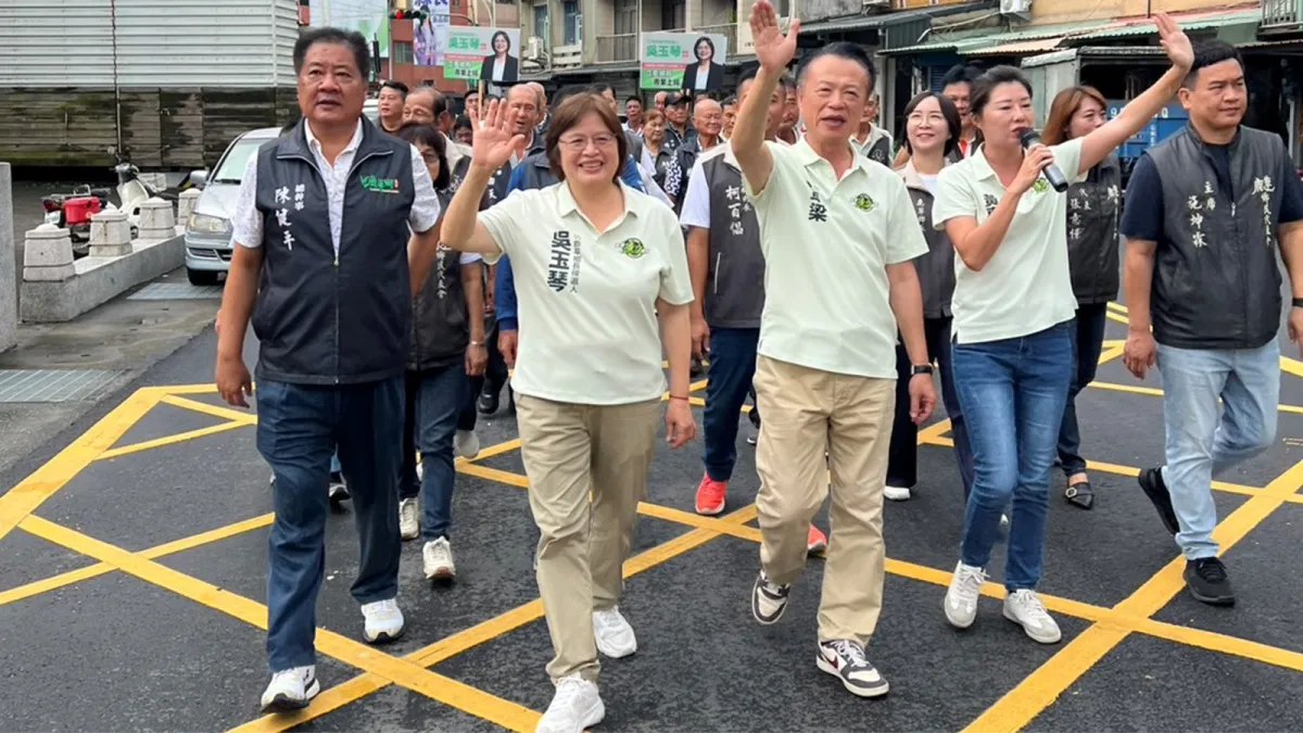 前民進黨不分區立委吳玉琴(左2) 返鄉投入鹿草鄉長選舉。
