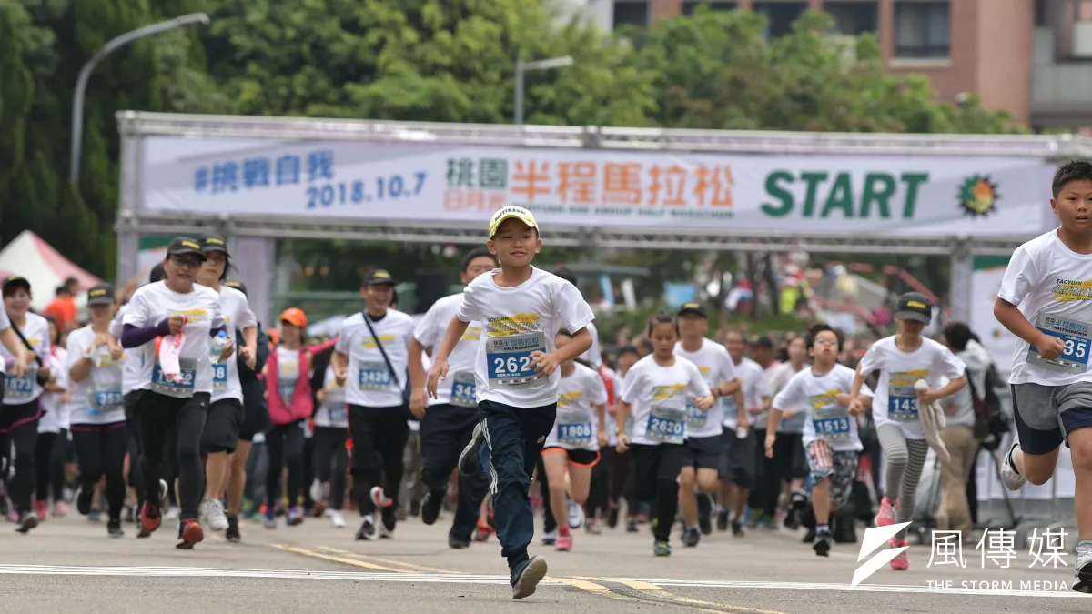 桃園日月光半程馬拉松將近8000人參加,不少員工全家出動,小朋友一馬當先。(日月光提供)
